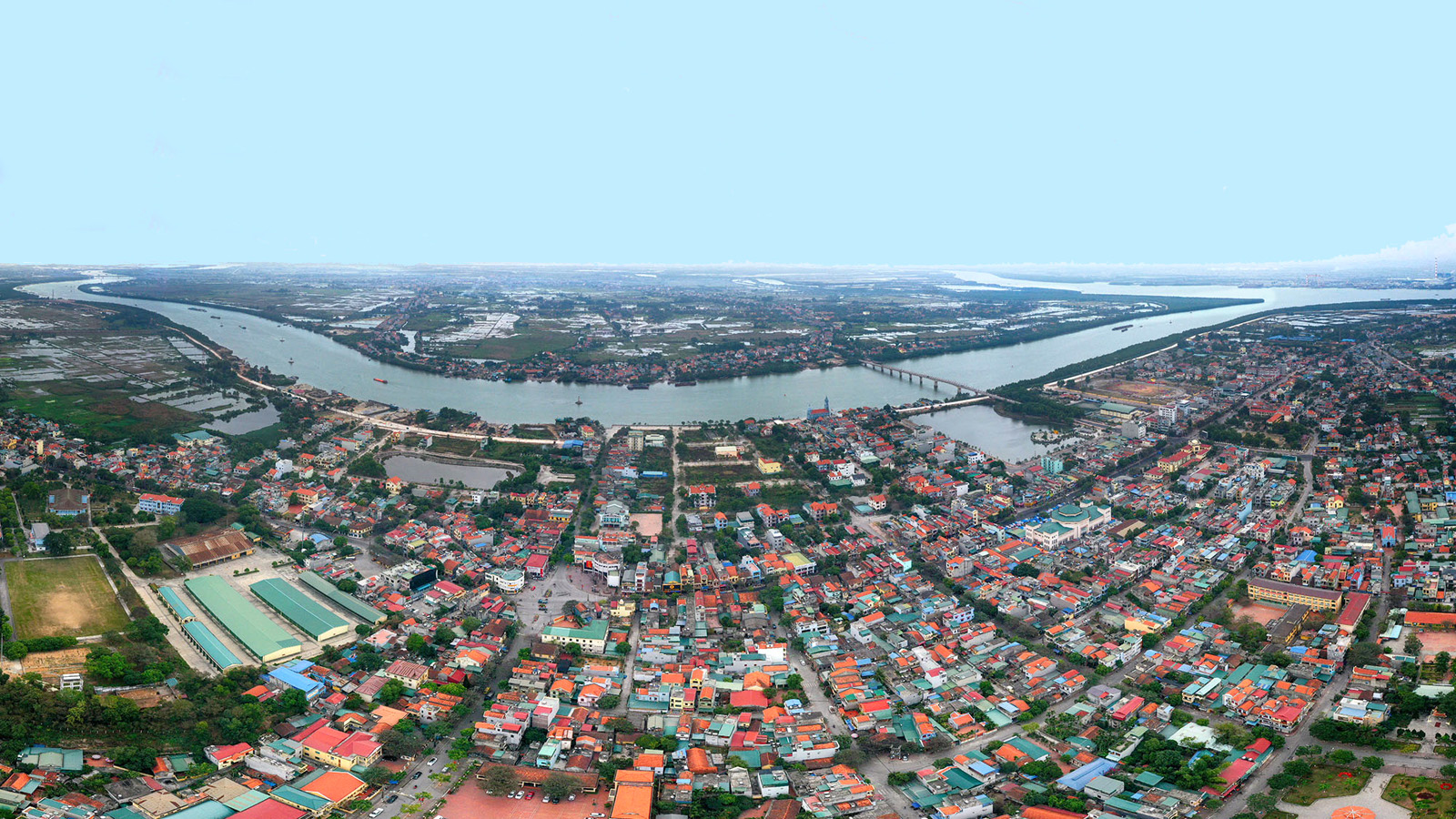 Quảng Yên hiện có 333,70 km2 diện tích tự nhiên, dân số quy đổi là 210.602 người.