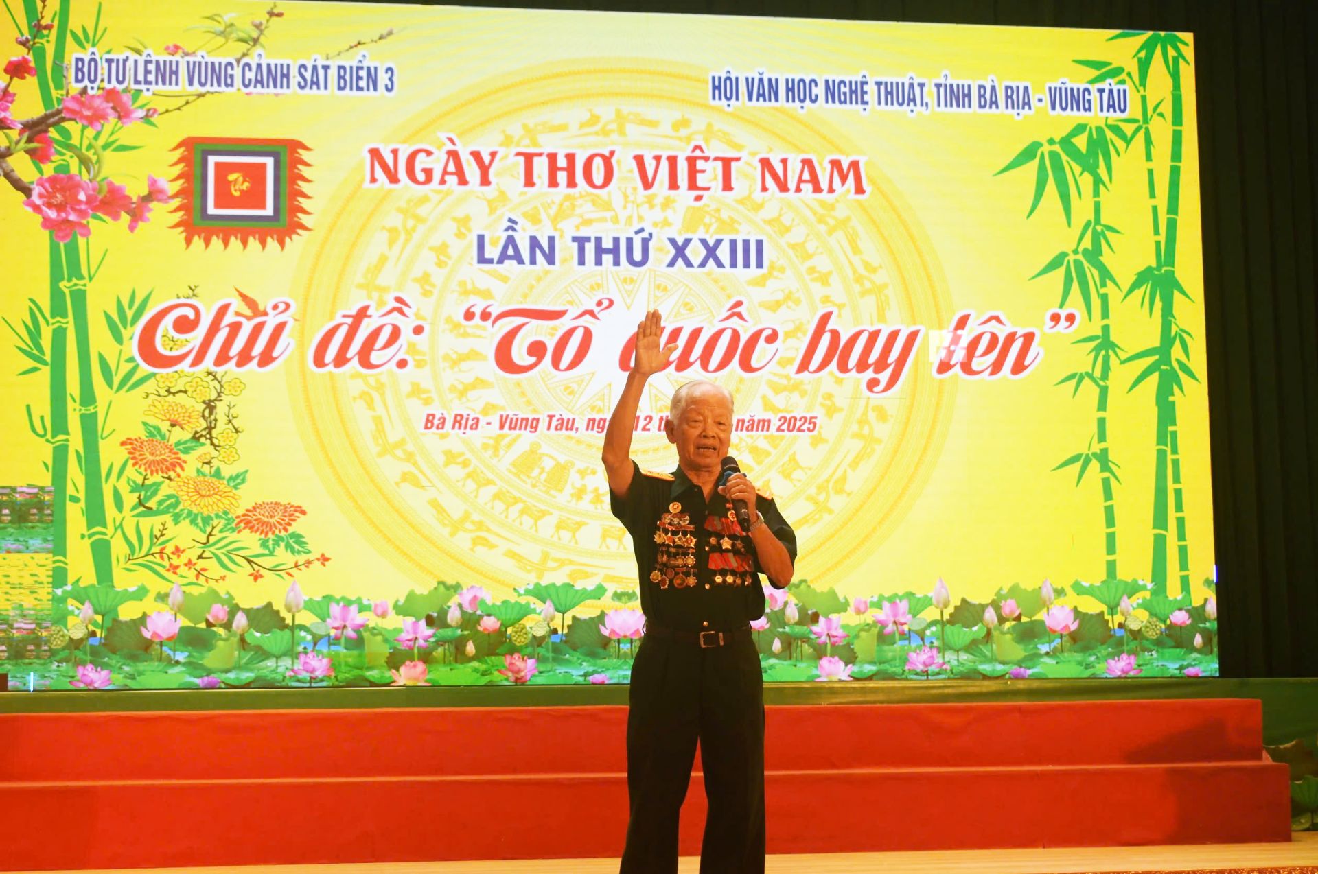 Tác phẩm _ Đón tết mậu thân ở Đà Lạt_ do Nhà thơ Hoàng cát sáng tác được trình bày tại ngày thơ copy