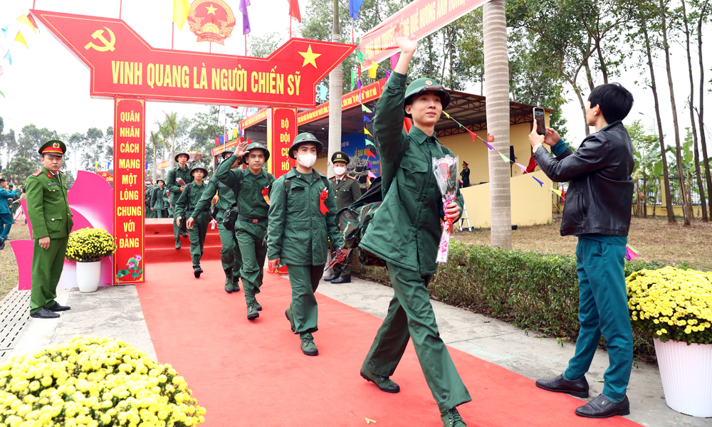 Các tân binh huyện Hiệp Hòa tạm biệt quê hương, lên đường làm nhiệm vụ. Các tân binh huyện Hiệp Hòa tạm biệt quê hương, lên đường làm nhiệm vụ.