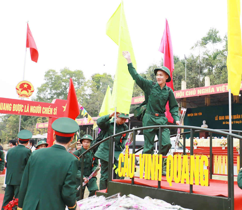 Tân binh huyện Tân Yên hăng hái lên đường nhập ngũ. Tân binh huyện Tân Yên hăng hái lên đường nhập ngũ.
