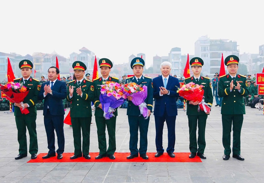 ​Các đồng chí lãnh đạo tặng hoa các đơn vị nhận quân