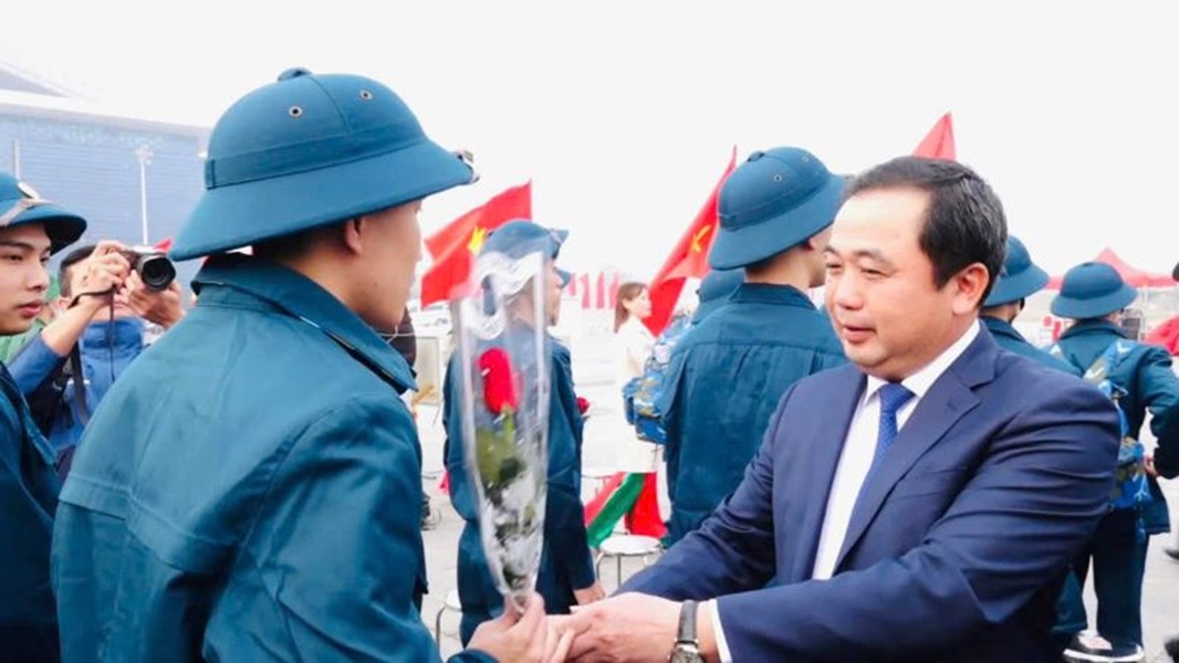 í thư Tỉnh ủy Trần Đức Thắng tặng hoa chúc mừng thanh niên lên đường nhập ngũ