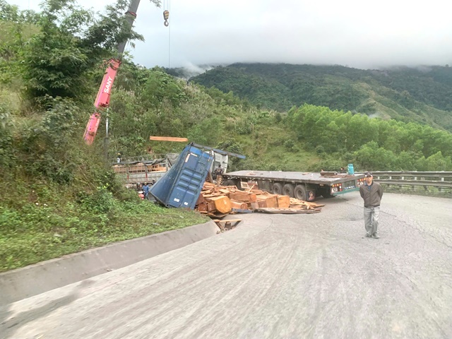 Cửa khẩu quốc tế La Lay: Kịp thời hổ trợ xe đầu kéo bị lật, thông tuyến quốc lộ 15D