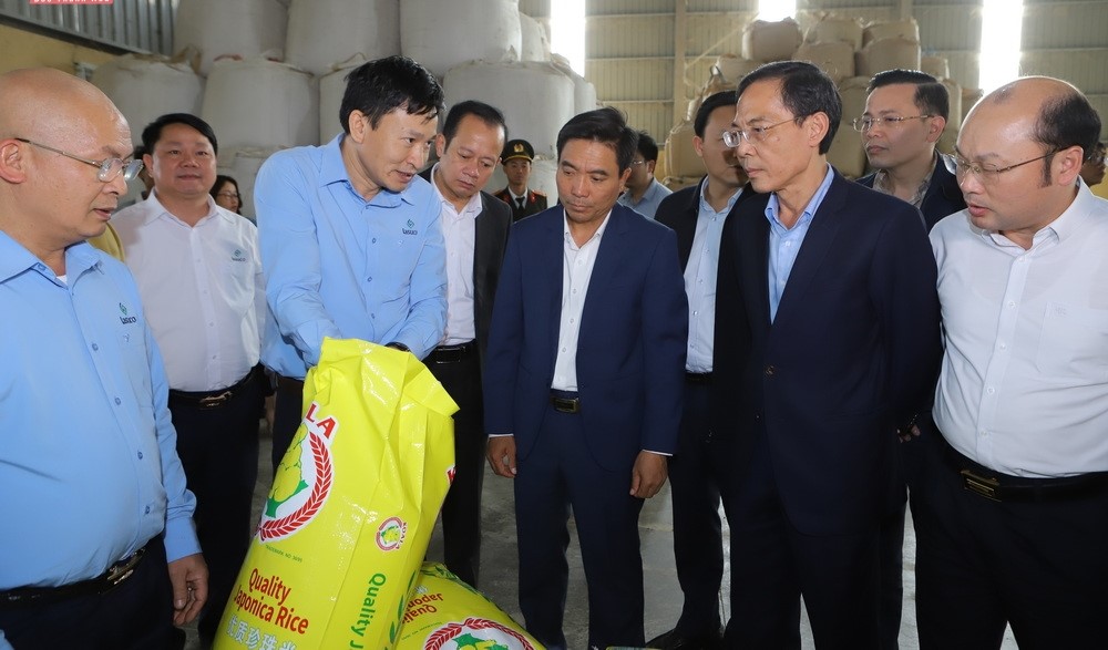 Bí thư Tỉnh ủy Nguyễn Doãn Anh và các thành viên trong đoàn kiểm tra tình hình sản xuất, kinh doanh của Công ty TNHH Thực Phẩm CNC Tâm Phú Hưng tại huyện Thiệu Hóa Bí thư Tỉnh ủy Nguyễn Doãn Anh và các thành viên trong đoàn kiểm tra tình hình sản xuất, kinh doanh của Công ty TNHH Thực Phẩm CNC Tâm Phú Hưng tại huyện Thiệu Hóa