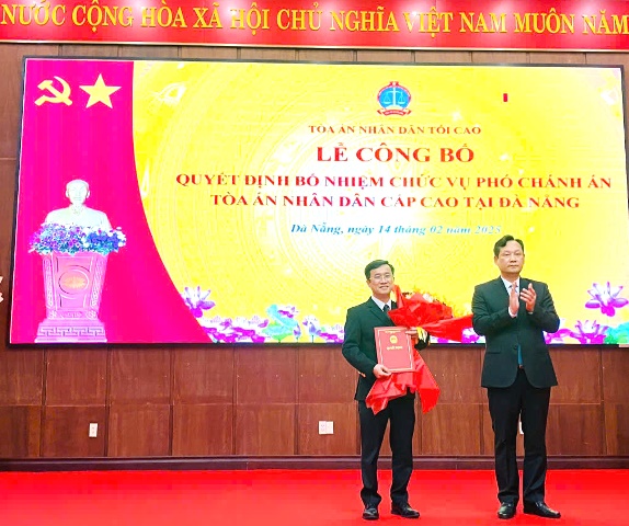 Phó Chánh án TANDTC Nguyễn Văn Tiến trao Quyết định bổ nhiệm cho Ông Trần Huy Đức, tân Phó Chánh án TANDCC tại Đà Nẵng