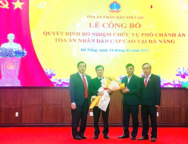 Lãnh đạo TANDCC tại Đà Nẵng tặng hoa chúc mừng đồng chí Trần Huy Đức tân Phó Chánh án