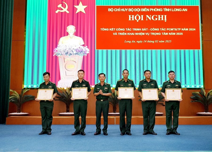 Các cá nhân có thành tích tiêu biểu trong công tác chống buôn lậu tại tỉnh Long An được UBND tỉnh tặng bằng khen.