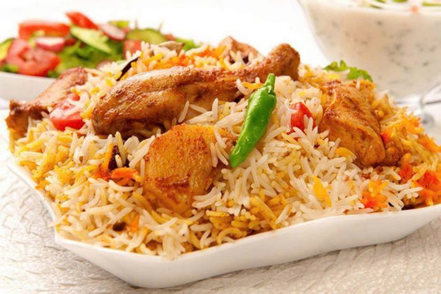 Món Biryani thường được hấp và nấu chín trong một nồi, tạo ra một mùi thơm đặc trưng và hương vị đậm đà. Món Biryani thường được hấp và nấu chín trong một nồi, tạo ra một mùi thơm đặc trưng và hương vị đậm đà.