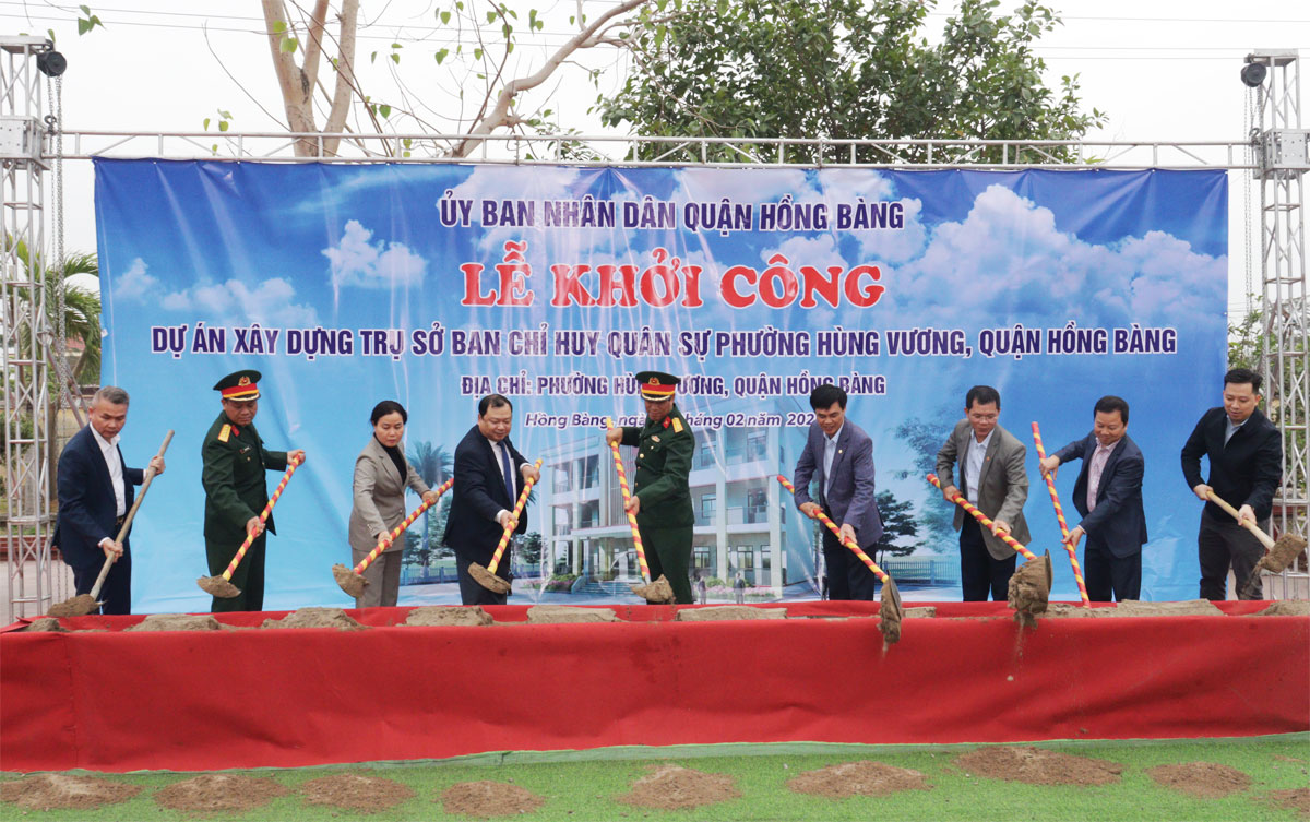Các đại biểu thực hiện nghi thức khởi công Các đại biểu thực hiện nghi thức khởi công
