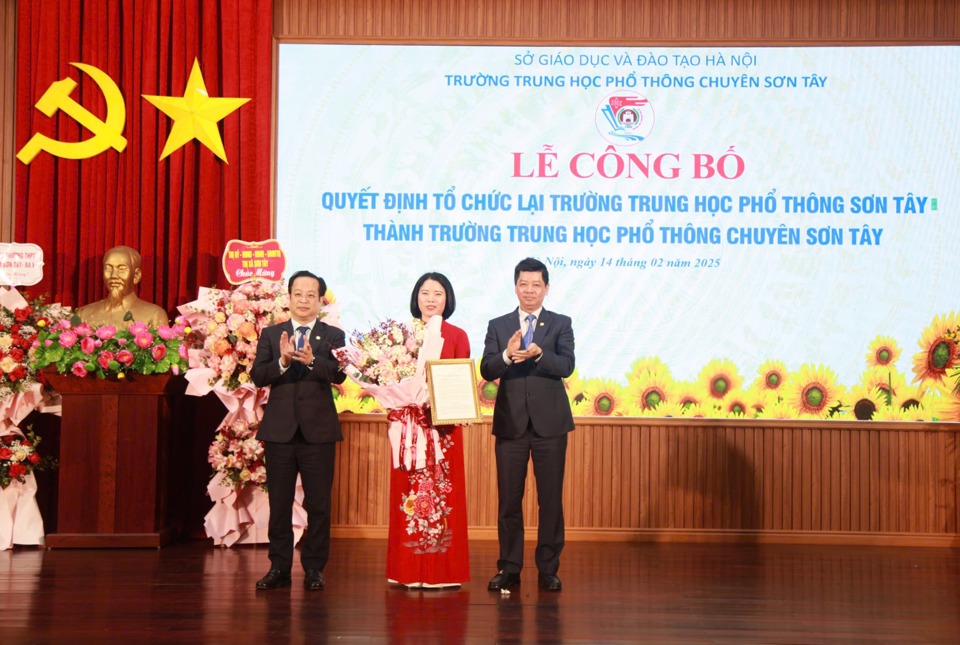 Lãnh đạo Sở Giáo dục và Đào tạo Hà Nội trao quyết định cho bà Phạm Thị Huyền, Phó Hiệu trưởng phụ trách Trường THPT chuyên Sơn Tây. Ảnh: Nam Du