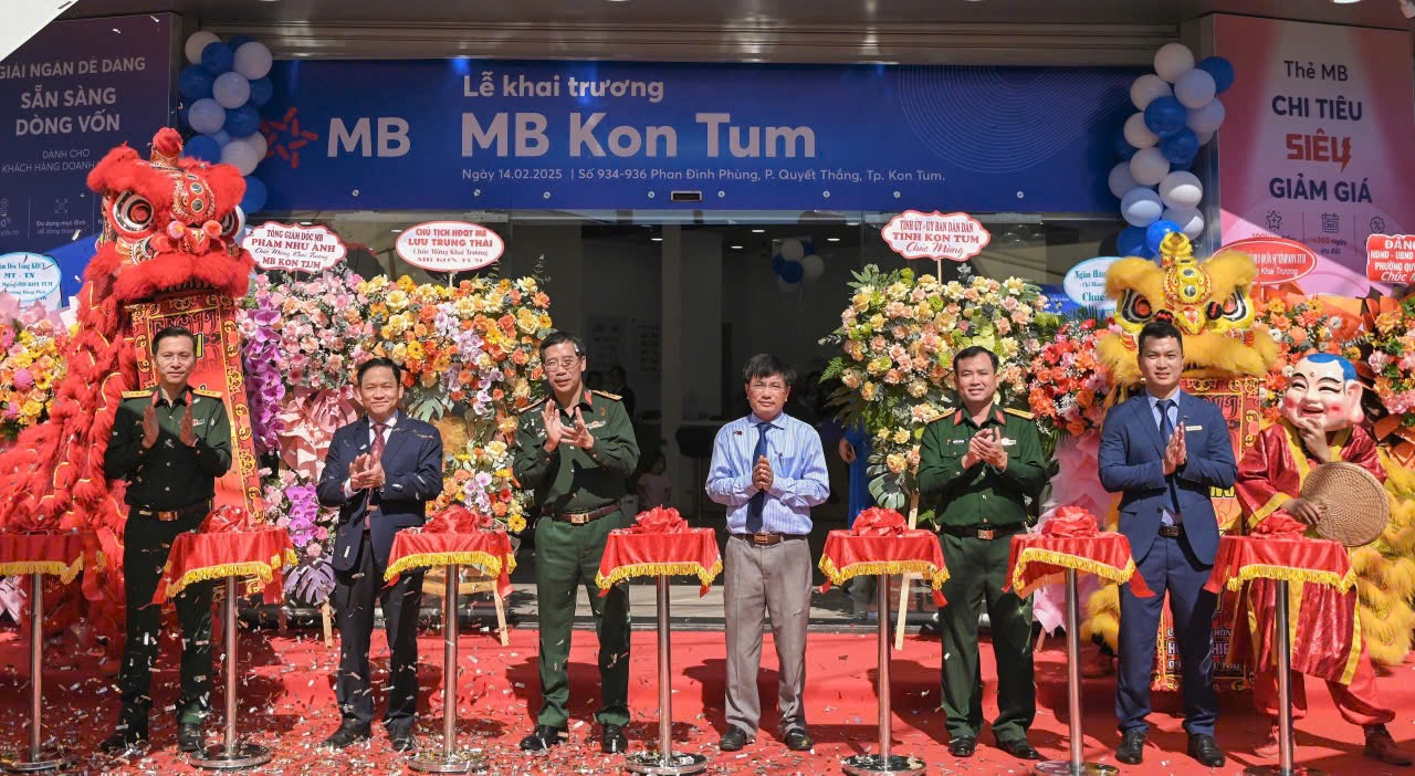 Các đại biểu cắt băng khai trương MB Kon Tum Các đại biểu cắt băng khai trương MB Kon Tum
