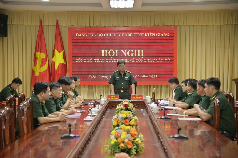 Đại tá Phạm Văn Thắng, phó Bí thư Đảng ủy, Chỉ huy trưởng Bộ đội Biên phòng tỉnh Kiên Giang phát biểu chúc mừng 02 đồng chí nhận nhiệm vụ mới.