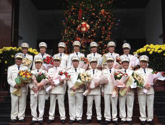 15 đồng chí Trưởng phòng và Phó Trưởng phòng nghỉ hưu trước tuổi.