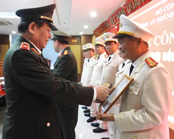 Thiếu tướng Vũ Xuân Viên, Giám đốc Công an TP Đà Nẵng trao quyết định cho các đồng chí tự nguyện nghỉ hưu trước tuổi.