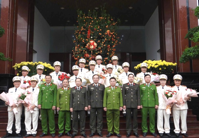 Ban Giám đốc Công an TP. Đà Nẵng chụp hình cùng 15 cán bộ xin nghỉ hưu trước hạn.