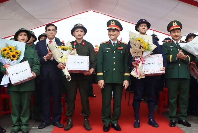 Lãnh đạo Bộ Quốc phòng và tỉnh Hà Tĩnh tặng quà động viên các tân binh.