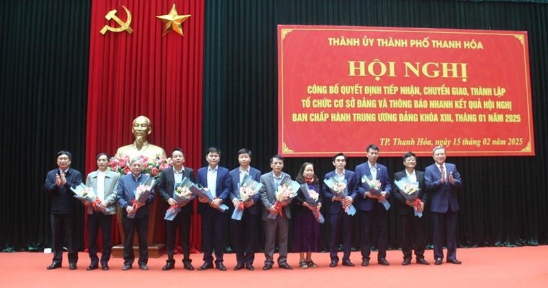 Lê Anh Xuân, Bí thư Thành ủy, Chủ tịch HĐND TP Thanh Hóa tặng hoa chúc mừng các tổ chức cơ sở đảng chuyển giao về Đảng bộ thành phố.