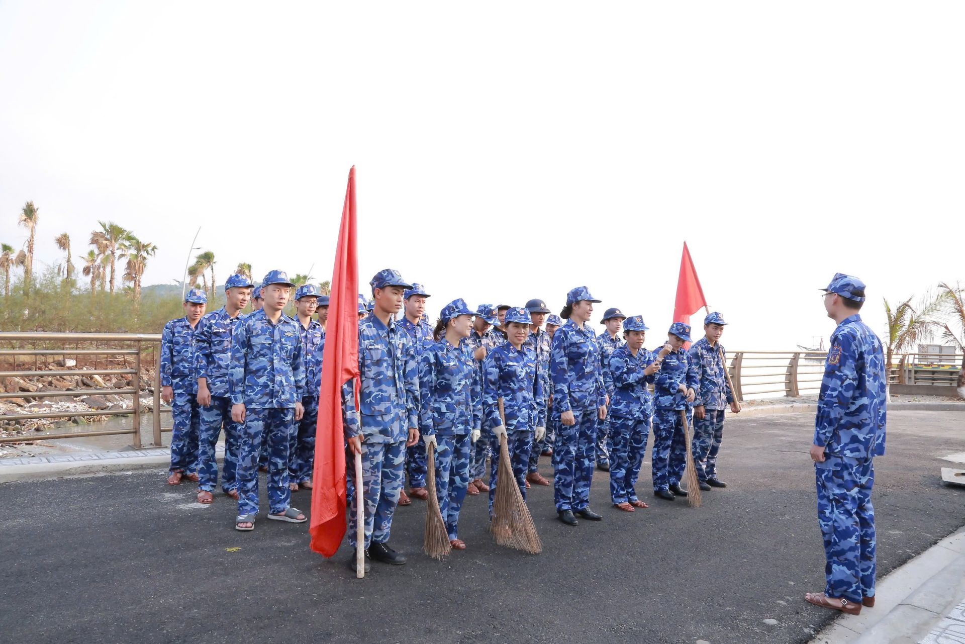 Quán triệt, giao nhiệm vụ cụ thể cho cán bộ, đoàn viên, hội viên trước khi ra quân thực hiện nhiệm vụ Quán triệt, giao nhiệm vụ cụ thể cho cán bộ, đoàn viên, hội viên trước khi ra quân thực hiện nhiệm vụ