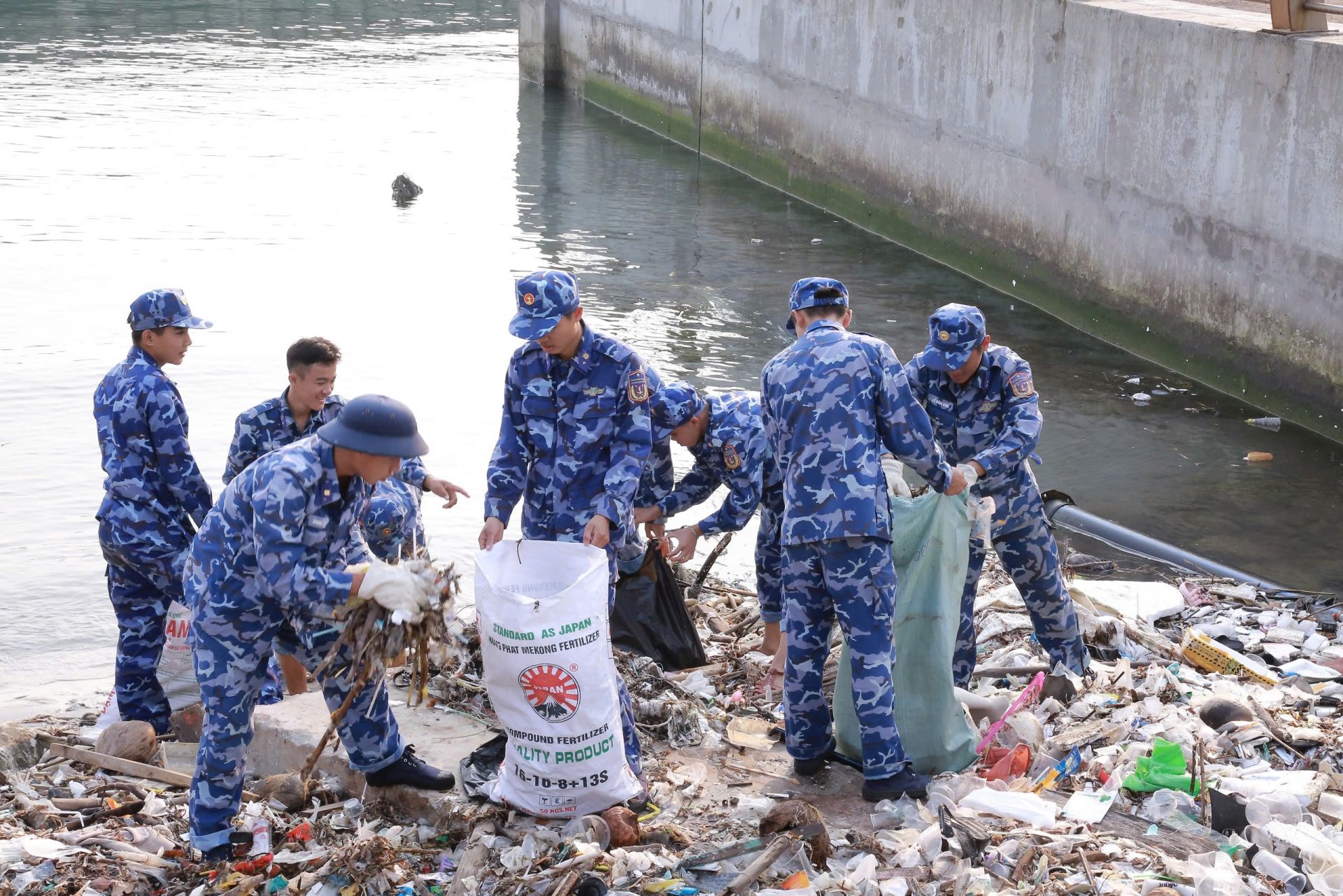 Đoàn viên, hội viên các cơ quan, đơn vị BTL Vùng Cảnh sát biển 4 tích cực tham gia vệ sinh môi trường biển Đoàn viên, hội viên các cơ quan, đơn vị BTL Vùng Cảnh sát biển 4 tích cực tham gia vệ sinh môi trường biển