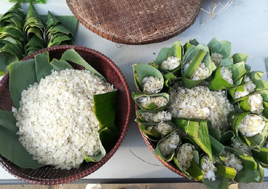 Cốm dẹp thường được người Khmer làm trong dịp lễ cúng trăng (Ok-om-bok) Cốm dẹp thường được người Khmer làm trong dịp lễ cúng trăng (Ok-om-bok)