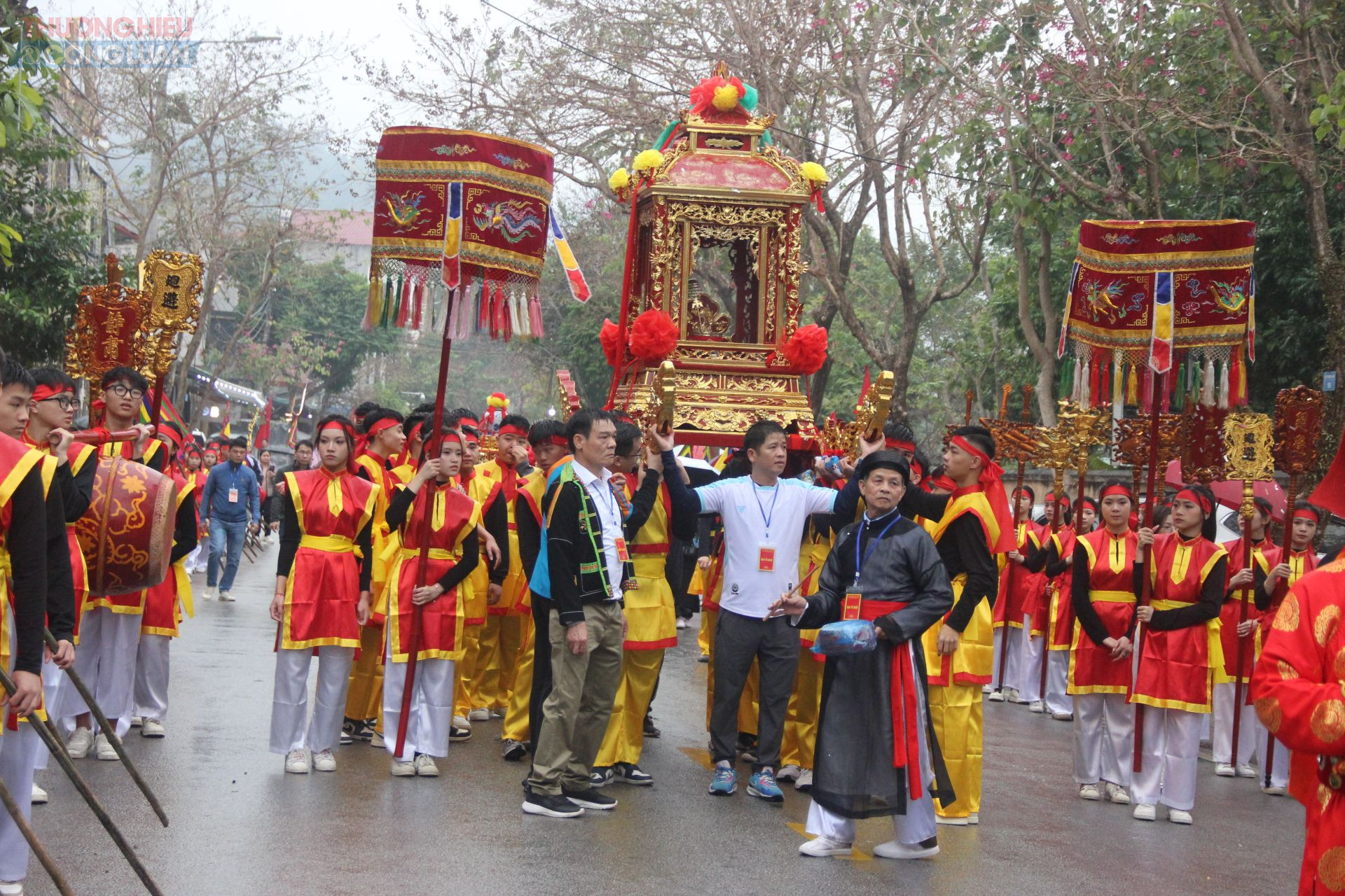 Màn rước kiệu xin nước từ Giếng Tiên về Chùa Tiên thu hút hàng ngàn nhân dân và du khách thập phương tham dự