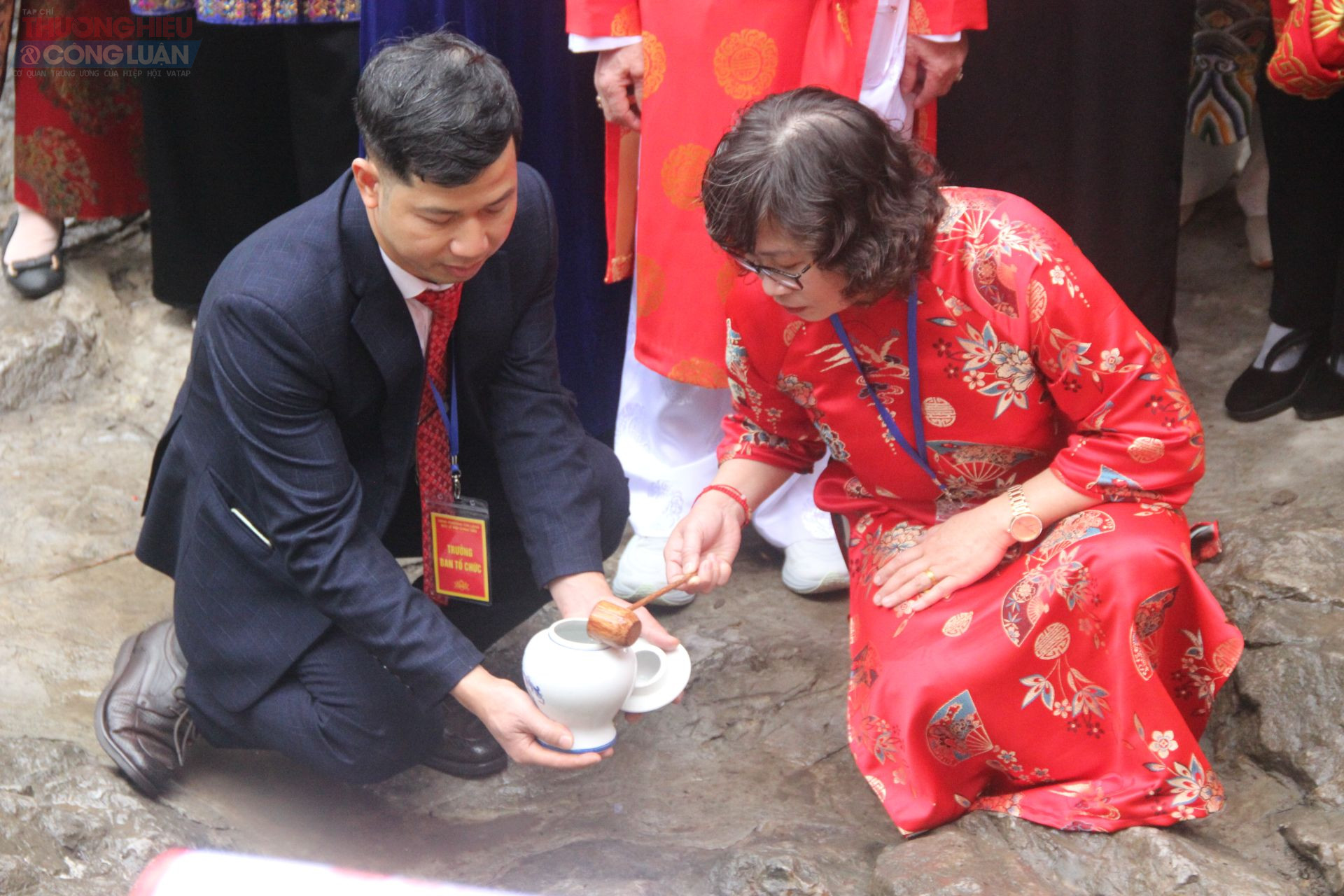 Ban Tổ chức Lễ hội thực hiện nghi lễ xin nước tại Giếng Tiên