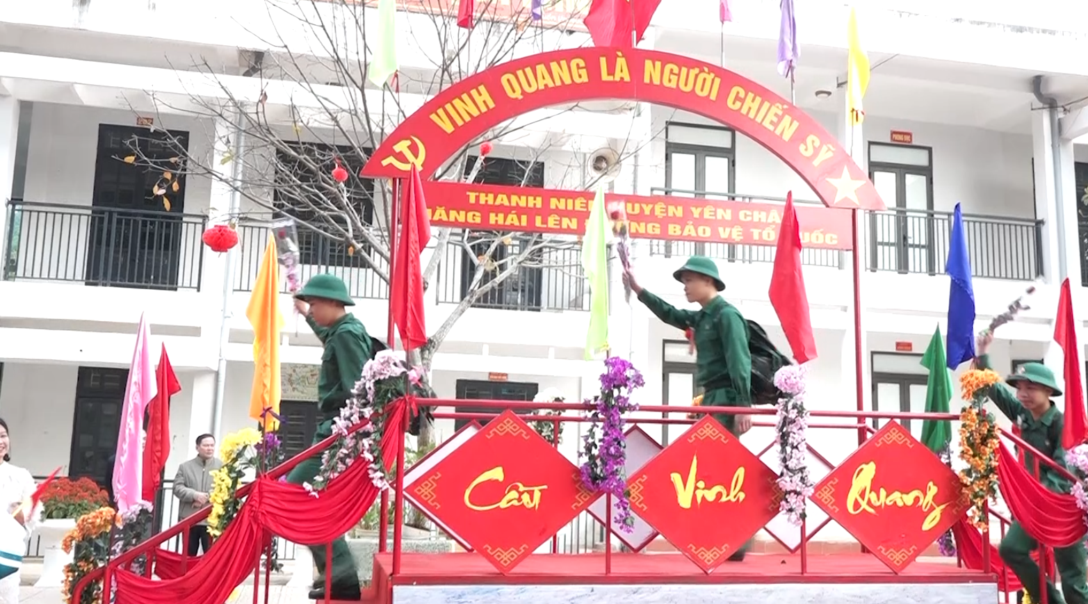 Các Tân Binh đi qua Cầu Vinh Quang Các Tân Binh đi qua Cầu Vinh Quang