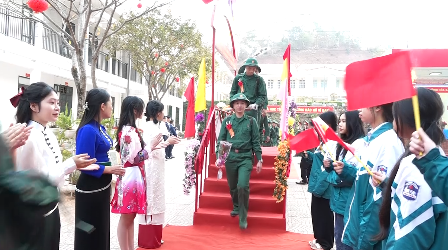 Các Tân Binh đi qua Cầu Vinh Quang Các Tân Binh đi qua Cầu Vinh Quang
