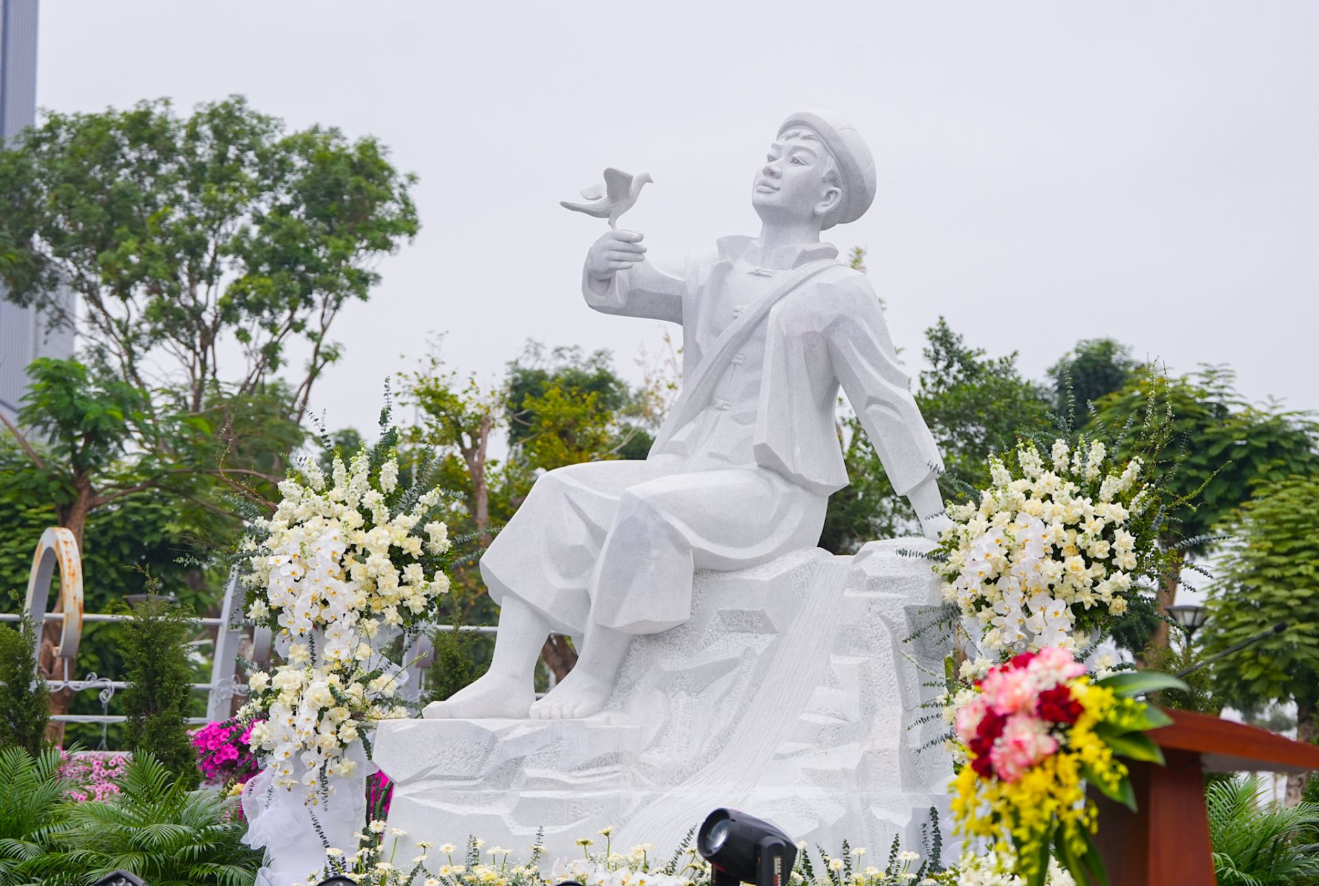 Tượng đài Anh hùng liệt sỹ Kim Đồng, Đội trưởng đầu tiên của Đội Nhi đồng cứu quốc tại Vườn hoa Kim Đồng. Tượng đài Anh hùng liệt sỹ Kim Đồng, Đội trưởng đầu tiên của Đội Nhi đồng cứu quốc tại Vườn hoa Kim Đồng.