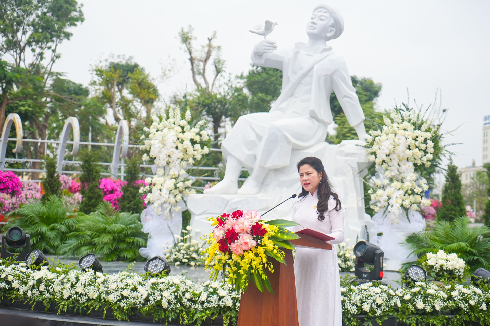 Giám đốc Sở Văn hóa và Thể thao Trần Thị Hoàng Mai phát biểu tại Lễ khánh thành công trình Tượng đài.