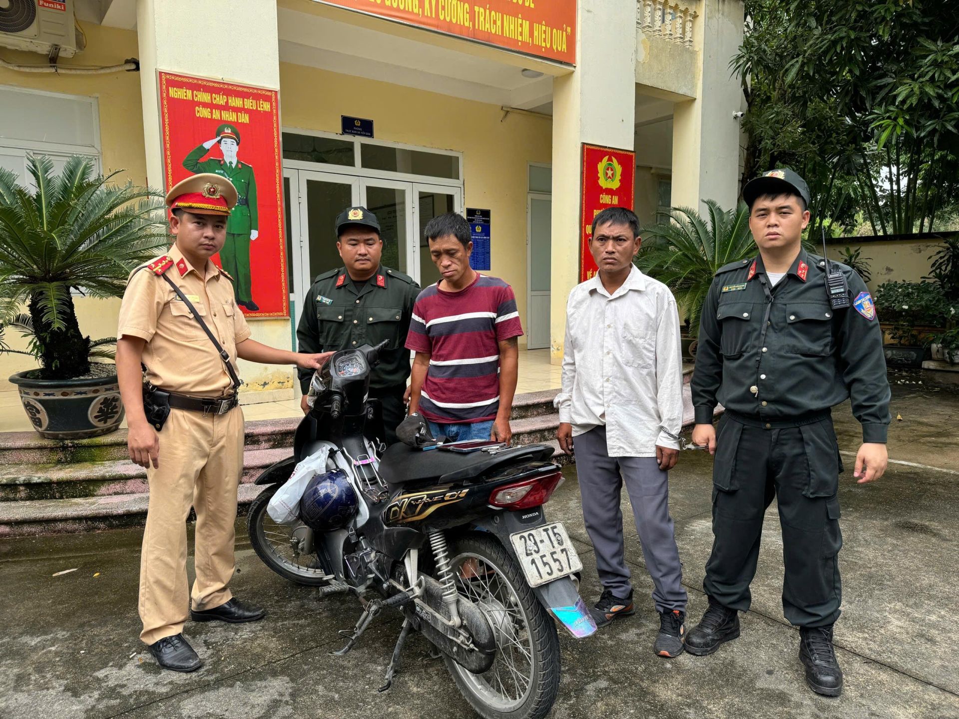 Bắt giữ đối tượng trộm cắp, thu hồi tài sản cho người dân. Ảnh: Công an TP. Hà Nội