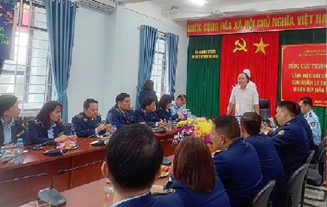 Ông Trần Hữu Linh (đứng trong cùng) phát biểu ý kiến tại buổi làm việc. Ảnh: Tr- Huynh Ông Trần Hữu Linh (đứng trong cùng) phát biểu ý kiến tại buổi làm việc. Ảnh: Tr- Huynh
