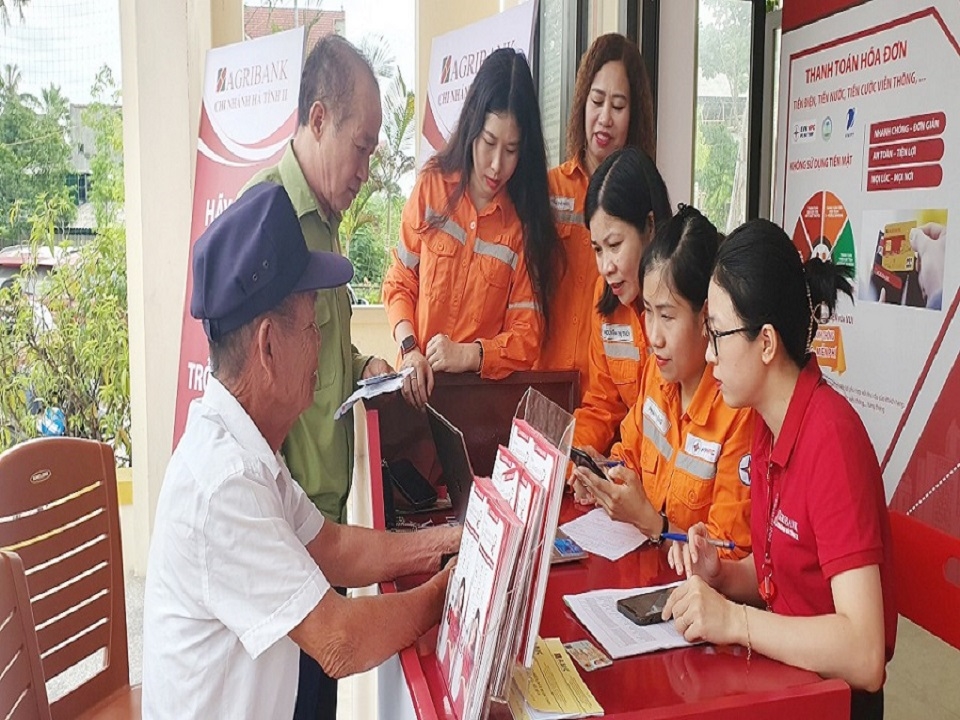 PC Hà Tĩnh hợp tác với các ngân hàng trên địa bàm tuyên truyền, khuyến khích khách hàng sử dụng các dịch vụ thanh toán tiền điện không dùng tiền mặt PC Hà Tĩnh hợp tác với các ngân hàng trên địa bàm tuyên truyền, khuyến khích khách hàng sử dụng các dịch vụ thanh toán tiền điện không dùng tiền mặt