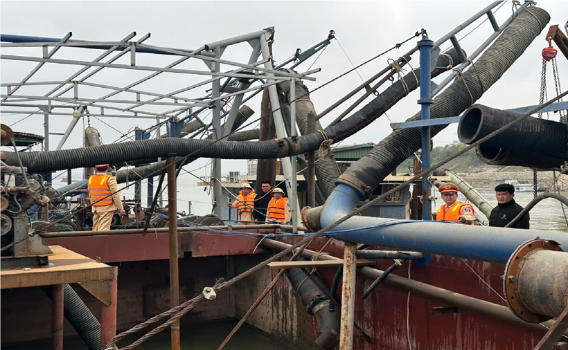 Hà Nội tạm giữ 3 tàu khai thác cát trái phép Hà Nội tạm giữ 3 tàu khai thác cát trái phép