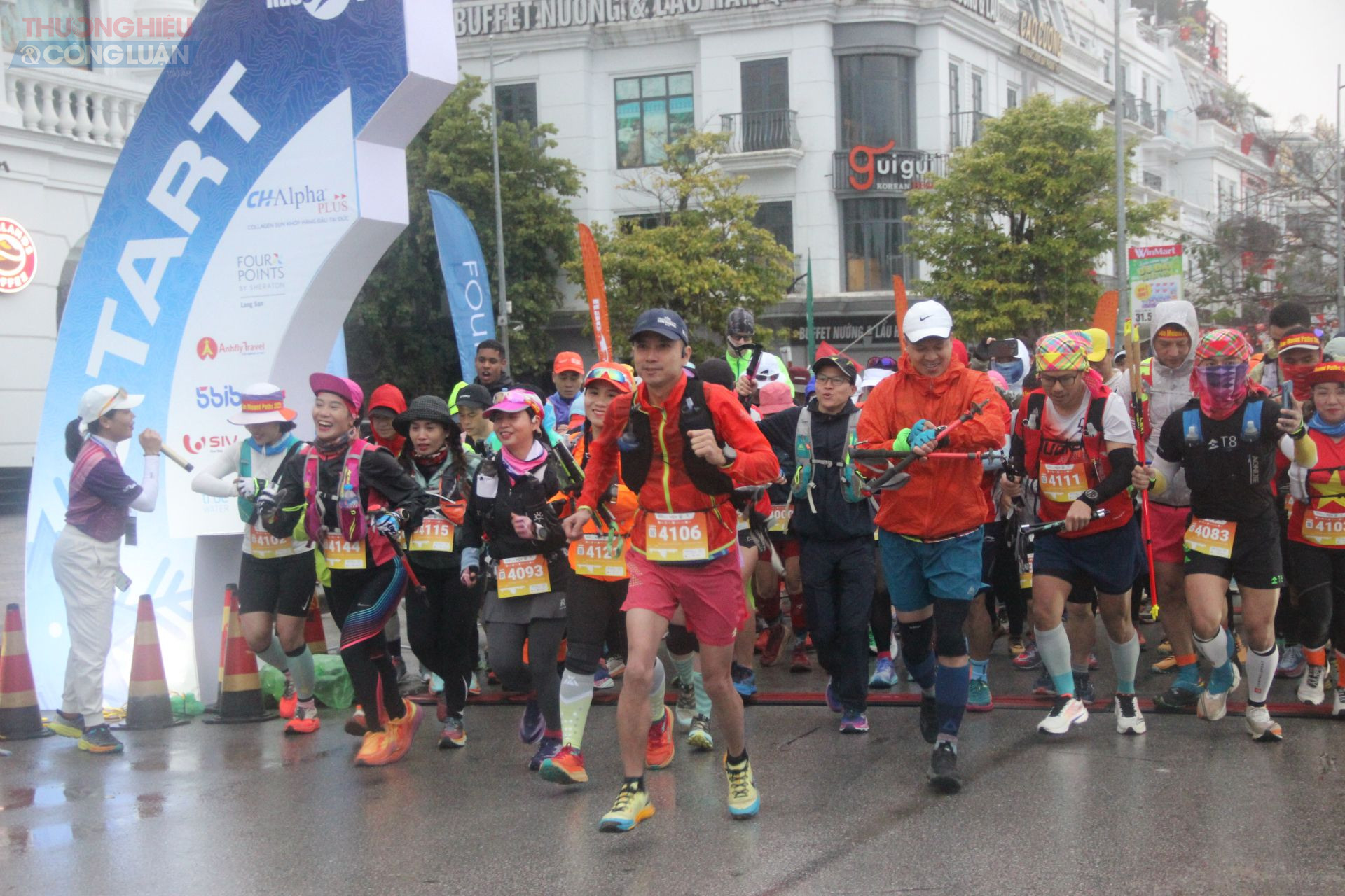 Các vận động viên thi đấu tại cự ly chạy 42 km chạy xuất phát tại Giải chạy Mẫu Sơn Mount Paths năm 2025