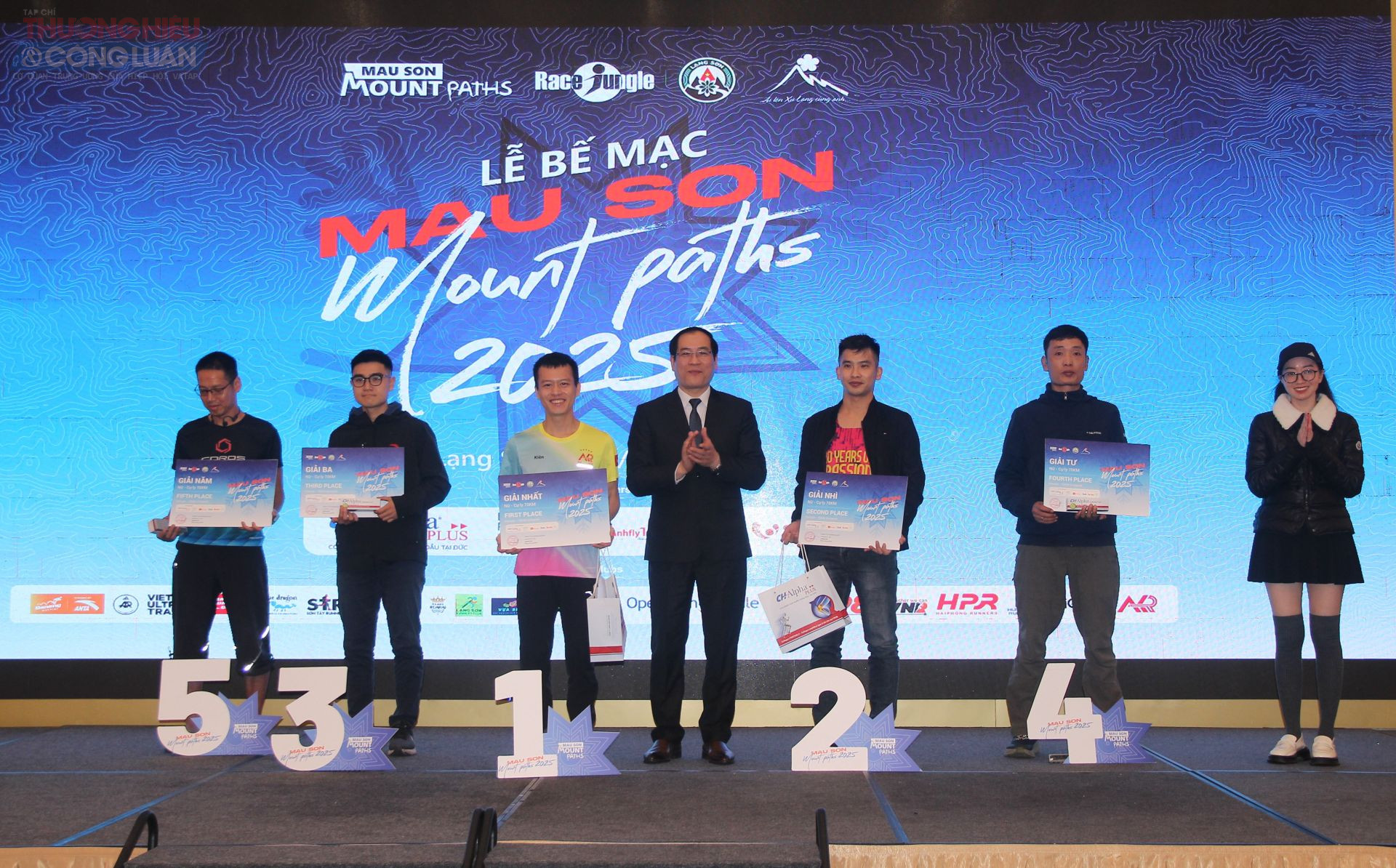 Phó Chủ tịch Thường trực UBND tỉnh Lạng Sơn Dương Xuân Huyên cùng nhà tài trợ trao giải cho các vận động viên xuất sắc tại cự ly 70km dành cho nam
