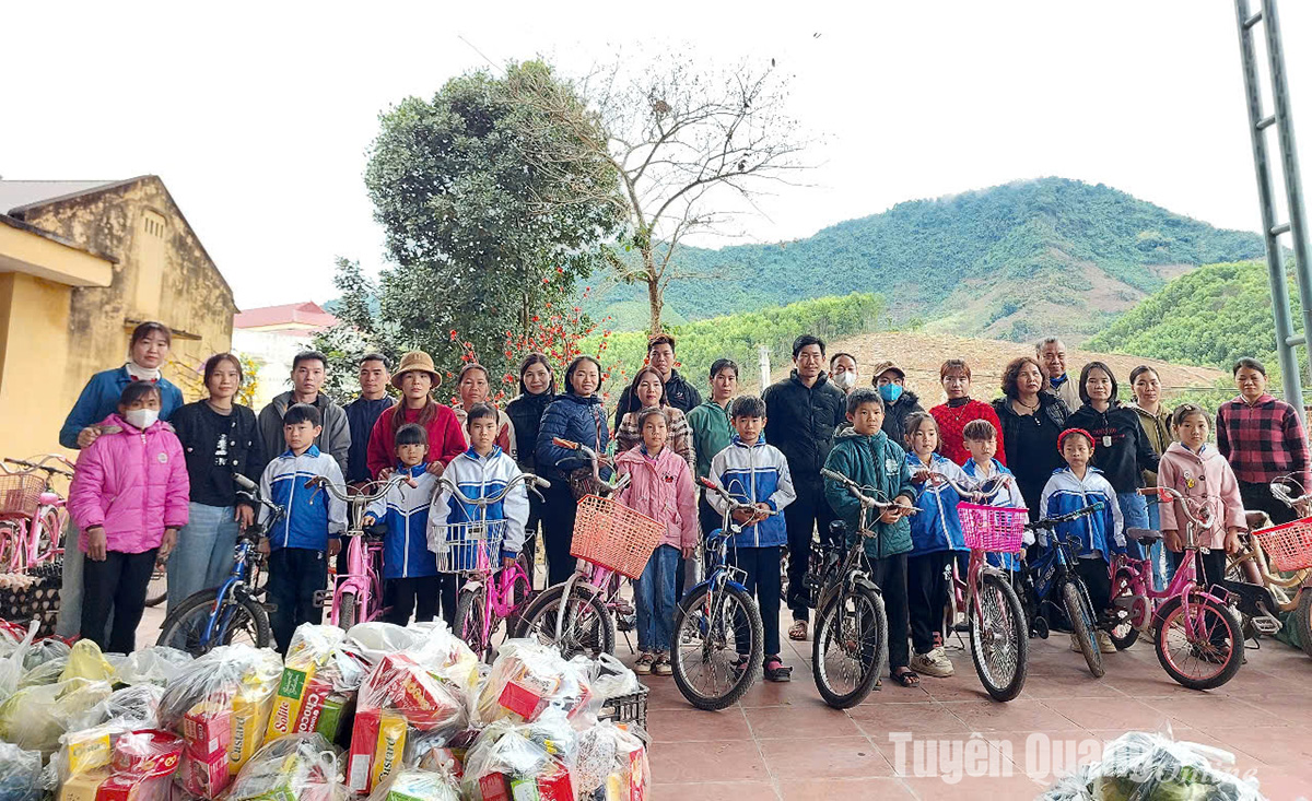 CLB thiện nguyện Từ Tâm huyện Yên Lạc, tỉnh Vĩnh Phúc tặng xe đạp cho các em học sinh trường Phổ thông Dân tộc bán trú Tiểu học và THCS Quý Quân (Yên Sơn). CLB thiện nguyện Từ Tâm huyện Yên Lạc, tỉnh Vĩnh Phúc tặng xe đạp cho các em học sinh trường Phổ thông Dân tộc bán trú Tiểu học và THCS Quý Quân (Yên Sơn).