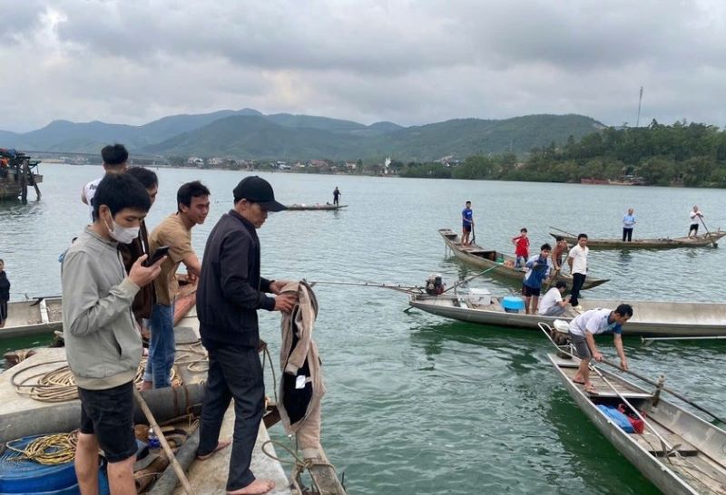 Chính quyền cùng người dân tổ chức tìm kiếm nạn nhân.