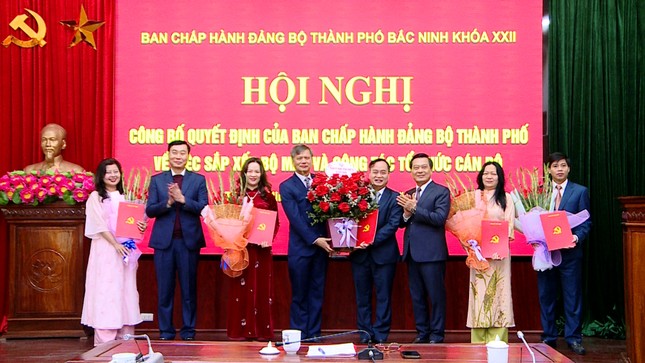 Thành ủy Bắc Ninh hợp nhất Ban Tuyên giáo với Ban Dân vận. Thành ủy Bắc Ninh hợp nhất Ban Tuyên giáo với Ban Dân vận.