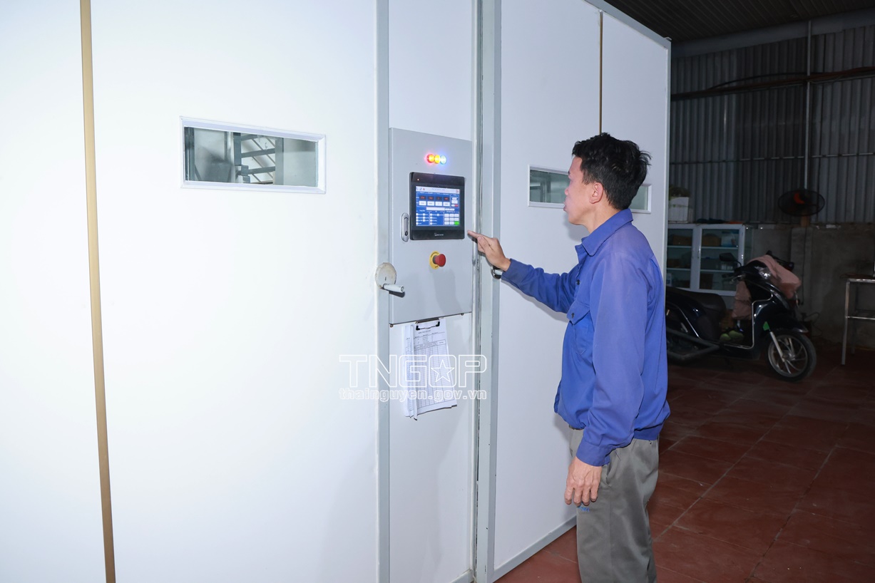 Công nhân đang vận hành lò ấp trứng tự động do ông Nguyễn Văn Đường và các kỹ sư, nhà khoa học nghiên cứu sản xuất (Ảnh: Đình Sơn) Công nhân đang vận hành lò ấp trứng tự động do ông Nguyễn Văn Đường và các kỹ sư, nhà khoa học nghiên cứu sản xuất (Ảnh: Đình Sơn)