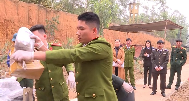 Việc tiêu hủy dưới sự giám sát của đại diện Viện Kiểm sát nhân dân tỉnh cùng các cơ quan chức năng Việc tiêu hủy dưới sự giám sát của đại diện Viện Kiểm sát nhân dân tỉnh cùng các cơ quan chức năng