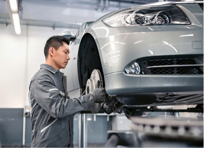 Nhân viên kỹ thuật kiểm tra, bảo dưỡng và sửa chữa xe. Ảnh: Thaco Auto