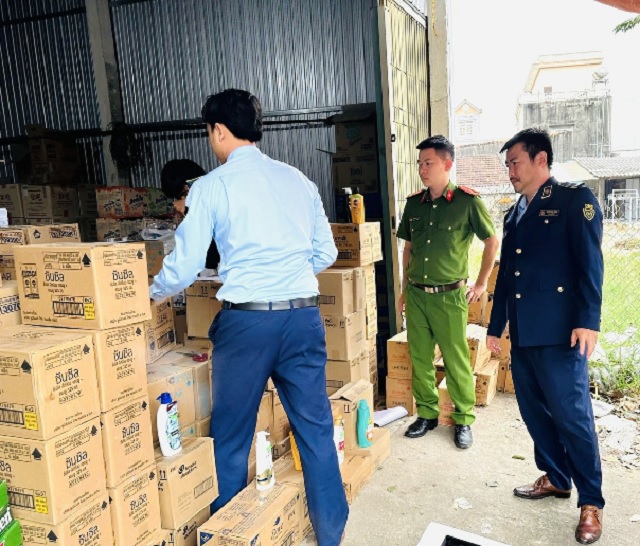 Lực lượng làm nhiệm vụ đang kiểm tra lô hàng mỹ phẩm. Ảnh: Anh Tú