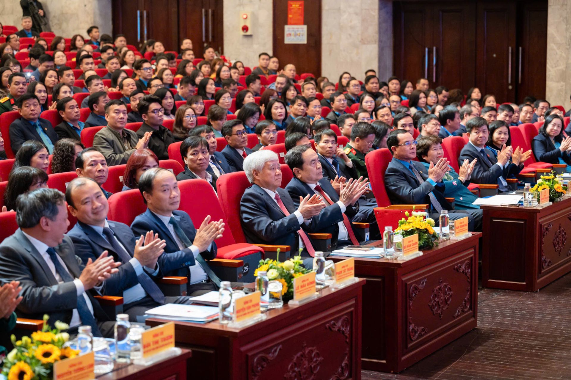 Chủ tịch Quốc hội Trần Thanh Mẫn và các đại biểu dự Hội nghị biểu dương 95 công nhân lao động tiêu biểu là đảng viên Đảng Cộng sản Việt Nam