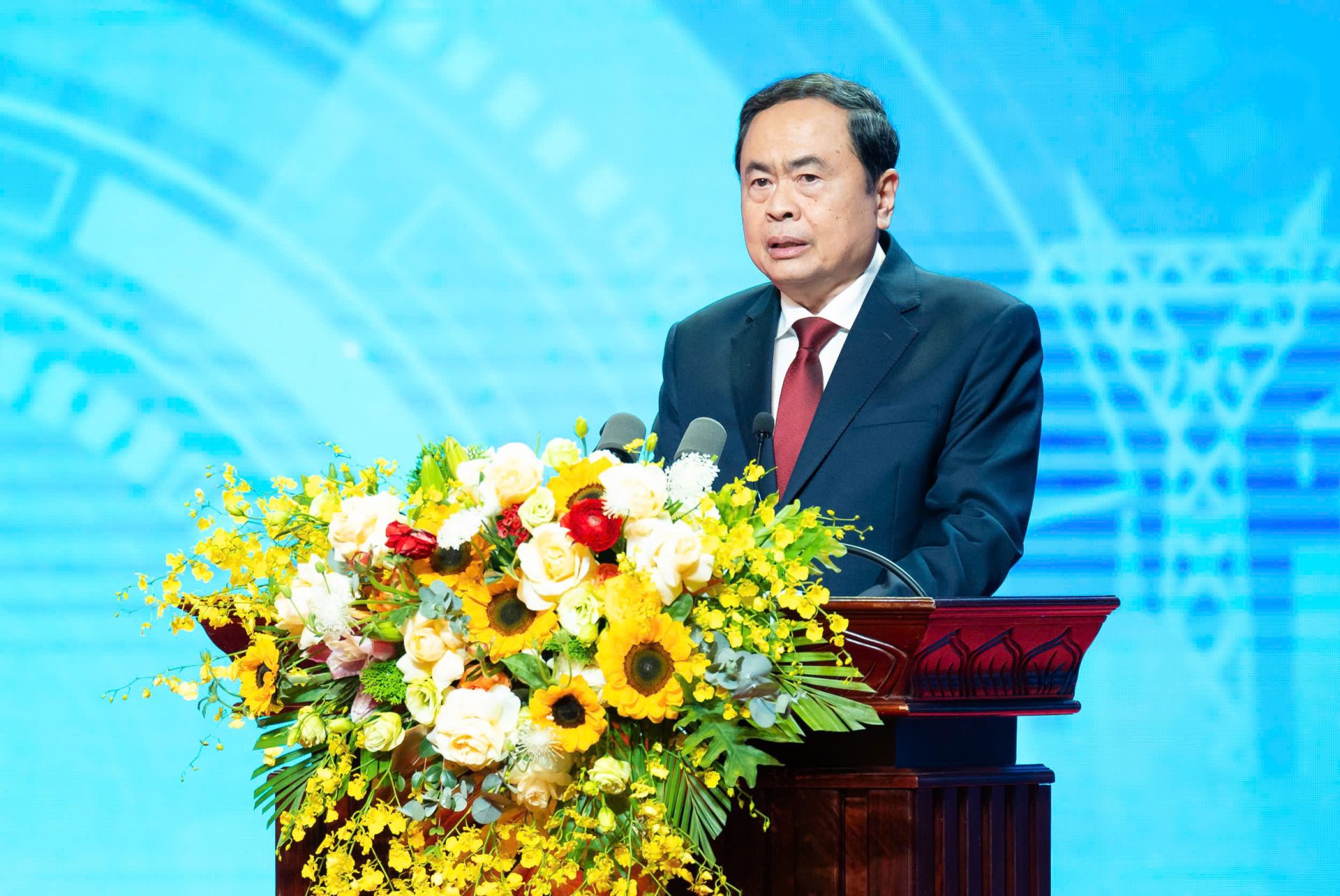 Chủ tịch Quốc hội biểu dương, chúc mừng, ghi nhận, đánh giá cao về những kết quả nổi bật mà tổ chức Công đoàn, đội ngũ đảng viên, đoàn viên, người lao động đã đạt được trong thời gian qua