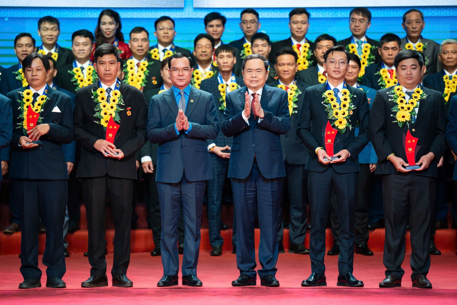 Chủ tịch Quốc hội Trần Thanh Mẫn cùng Chủ tịch Tổng Liên đoàn Lao động Việt Nam Nguyễn Đình Khang trao tặng biểu trưng biểu dương 95 công nhân lao động tiêu biểu