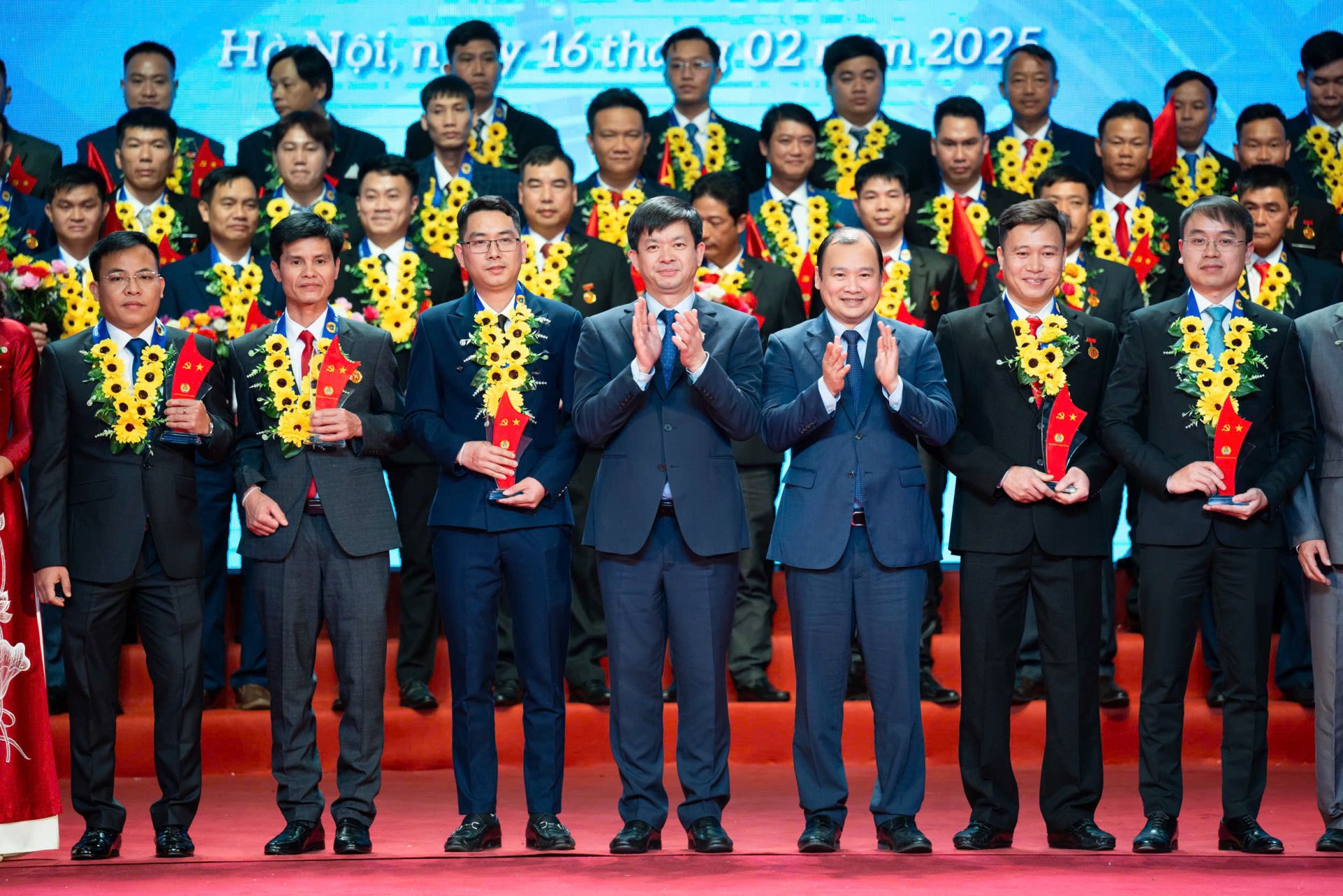 Tổng Thư ký Quốc hội, Chủ nhiệm Văn phòng Quốc hội Lê Quang Tùng và Tổng Biên tập Tạp chí Cộng sản Lê Hải Bình trao tặng biểu trưng biểu dương 95 công nhân lao động tiêu biểu