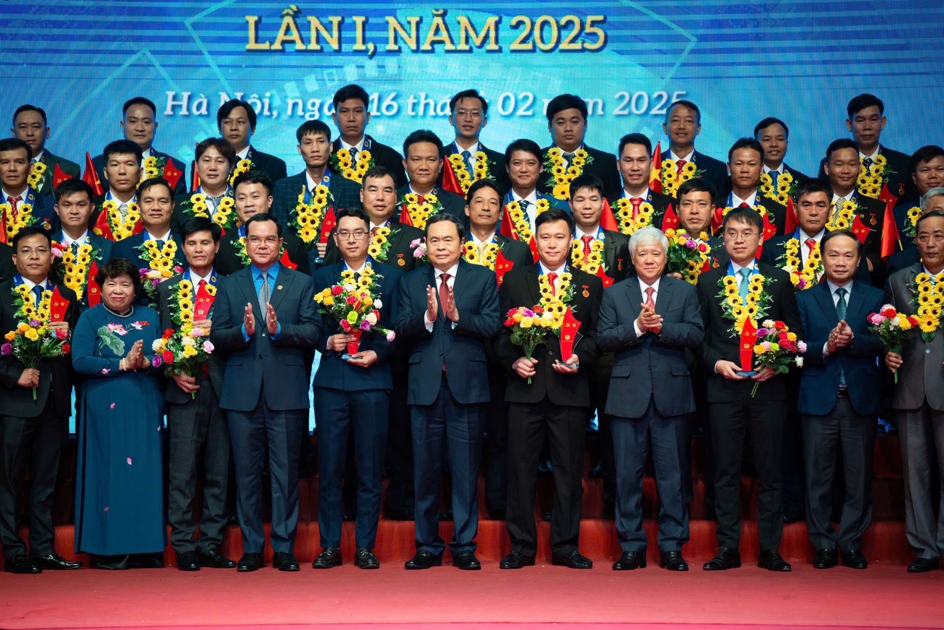 Chủ tịch Quốc hội Trần Thanh Mẫn cùng Lãnh đạo Đảng, Nhà nước, Tổng LĐLĐVN chụp ảnh lưu niệm với 95 công nhân lao động tiêu biểu là đảng viên Đảng Cộng sản Việt Nam