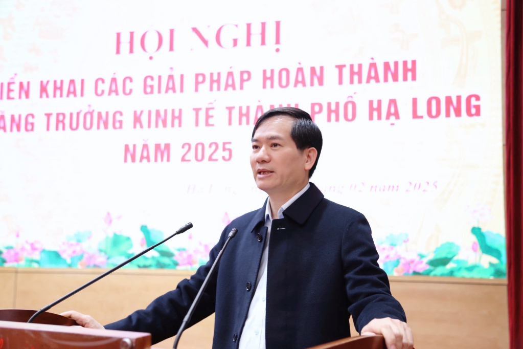 Ông Vũ Quyết Tiến, Bí thư Thành uỷ phát biểu chỉ đạo tại hội nghị. Ông Vũ Quyết Tiến, Bí thư Thành uỷ phát biểu chỉ đạo tại hội nghị.