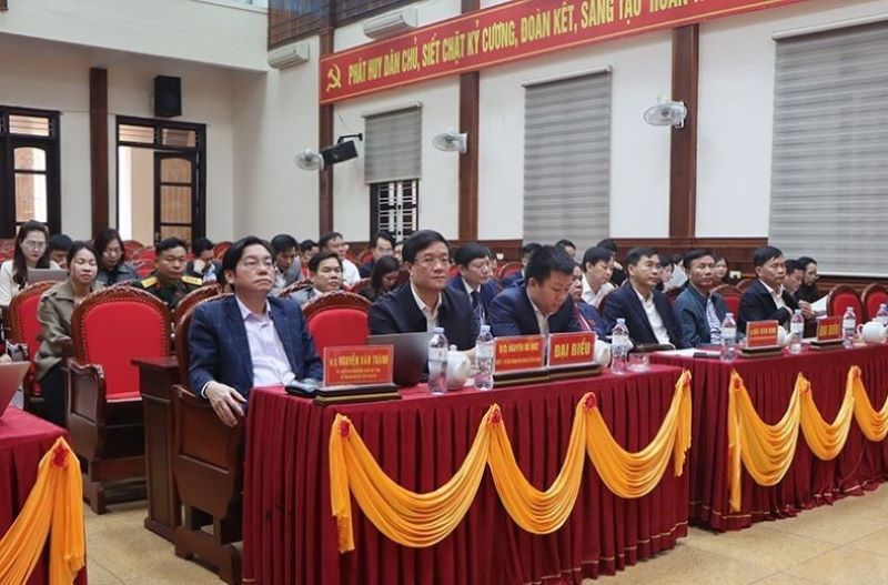 Các đại biểu tham gia Kỳ họp HĐND huyện Cẩm Xuyên.